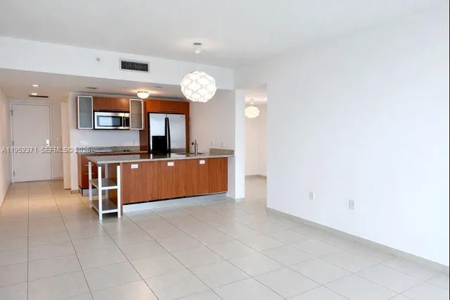 $2,860 | 185 Southwest 7th Street, Unit 3704, Miami, FL 33130
