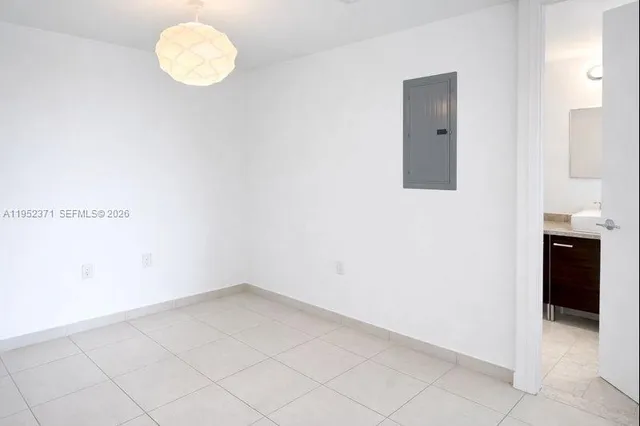 $2,860 | 185 Southwest 7th Street, Unit 3704, Miami, FL 33130