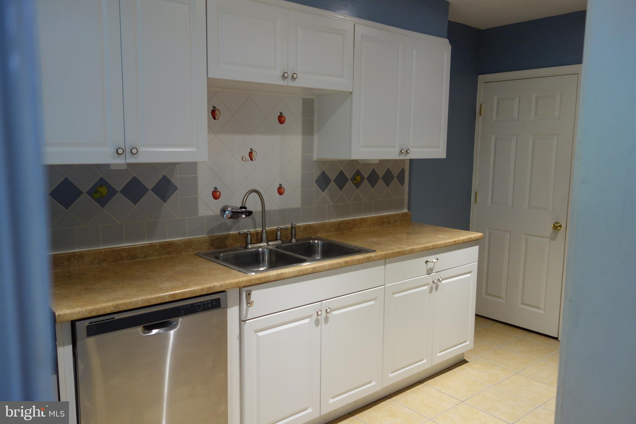6641 Frederick Road Catonsville, MD 21228 - Photo 4 of 16 Kitchen