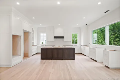 $4,495,000 | 8 Crest Lane, Scarsdale, NY 10583