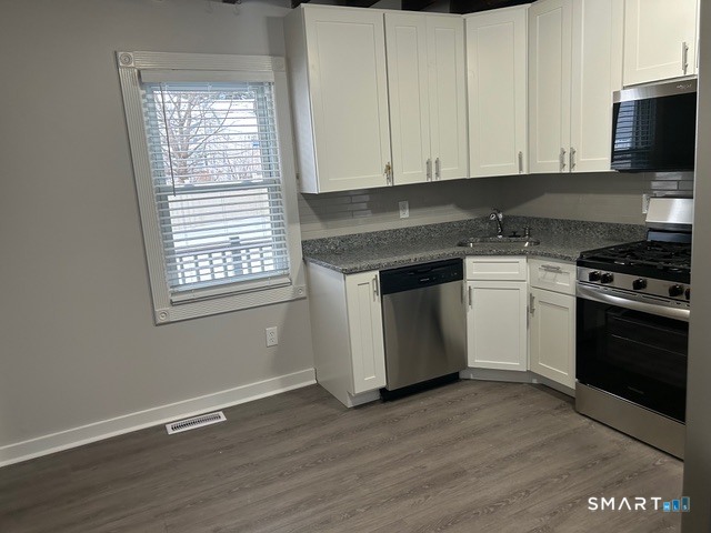 251 Cove Road Stamford, CT 06902 - Photo 13 of 26 Fully remodeled eat in kitchen