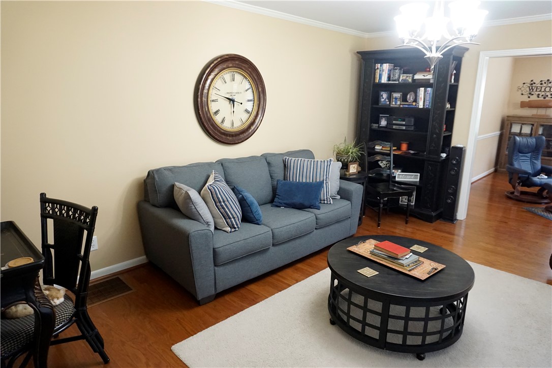 800 Euclid Avenue Waycross, GA 31501 - Photo 2 of 19 Living room
