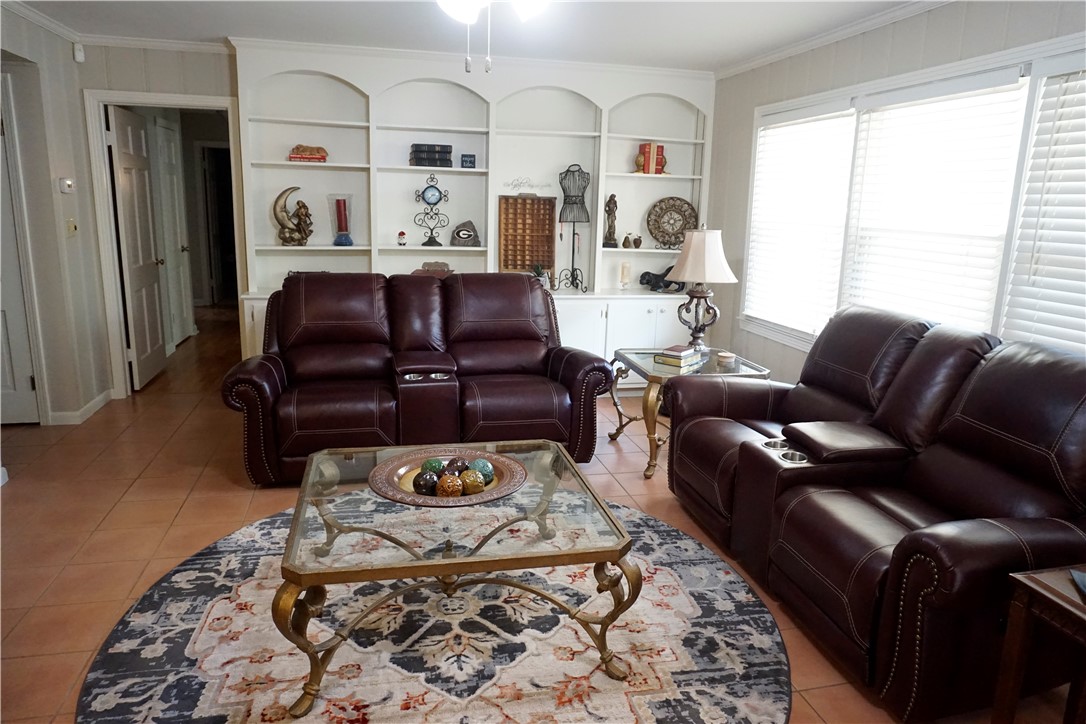 800 Euclid Avenue Waycross, GA 31501 - Photo 6 of 19 Family room