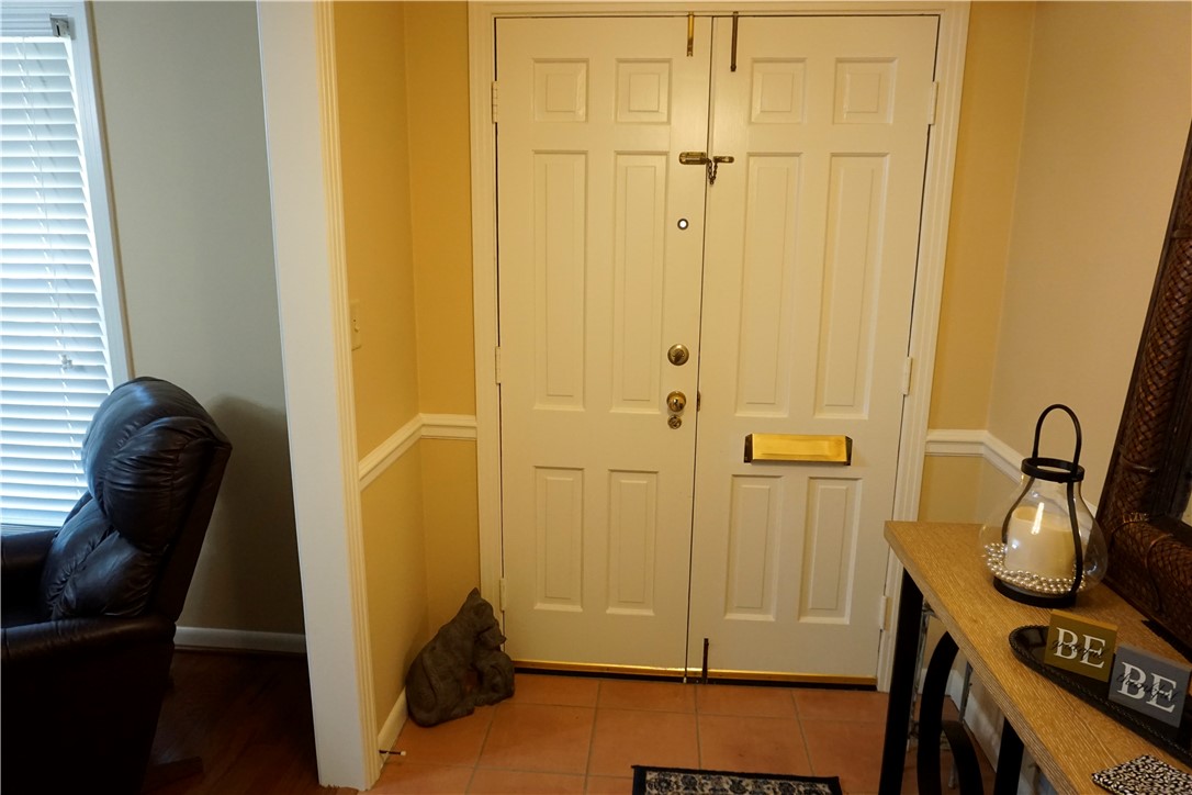 800 Euclid Avenue Waycross, GA 31501 - Photo 9 of 19 Front door, foyer