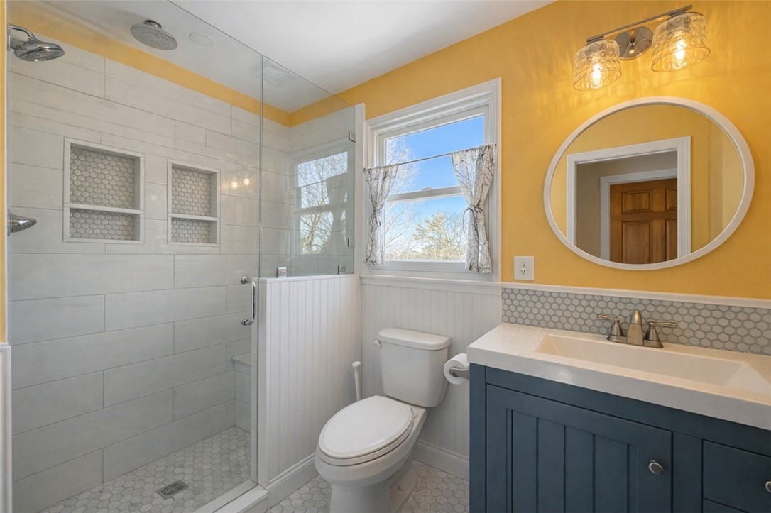 400 3rd Beach Road Middletown, RI 02842 - Photo 9 of 11