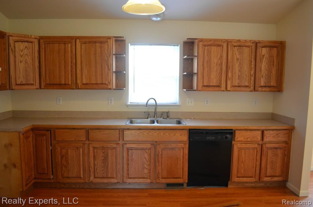 50606 Wear Road Belleville, MI 48111 - Photo 6 of 20 Kitchen
