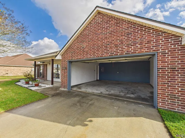 $264,900 | 5262 Faulkner Drive, Darrow, LA 70725