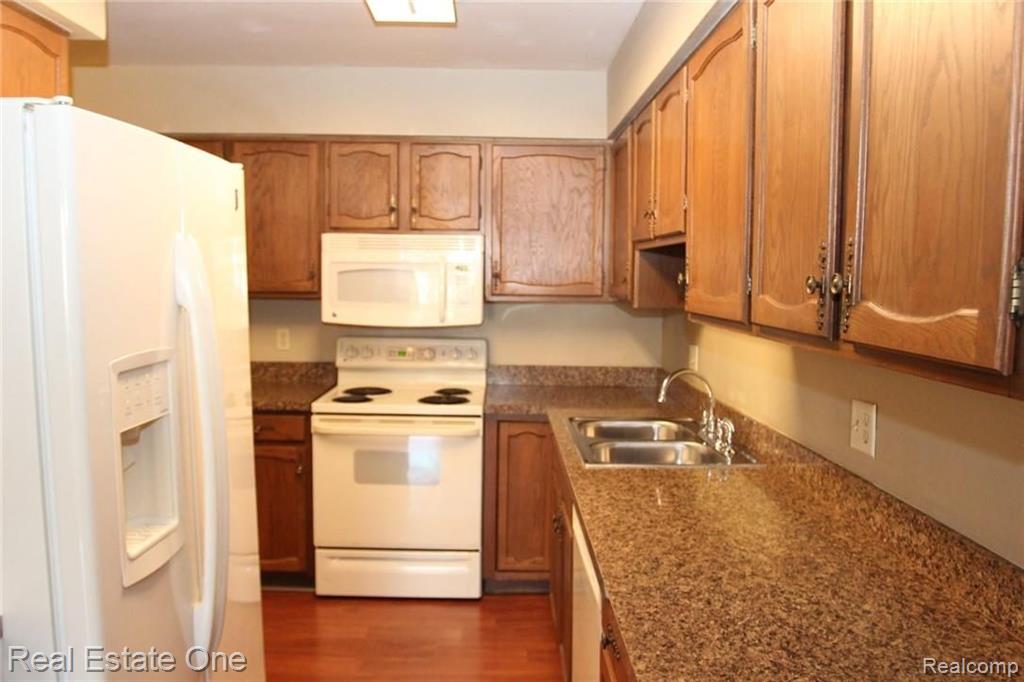 1870 Burning Bush Court Rochester Hills, MI 48309 - Photo 16 of 27
