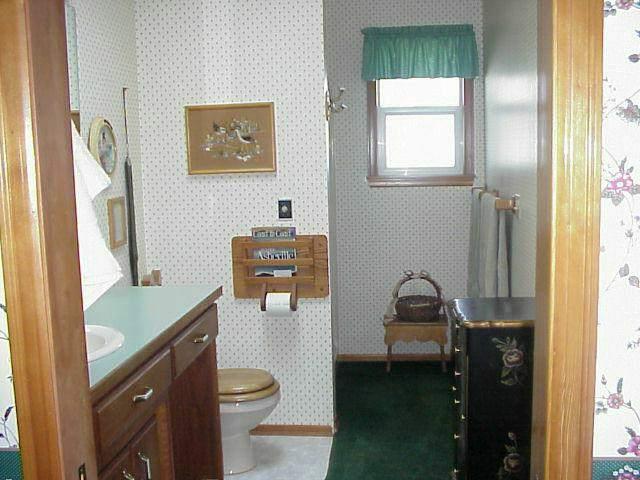 1791 Maple Grove Road Sunnyside, WA 98944 - Photo 8 of 8 a bathroom with a toilet a sink and a mirror