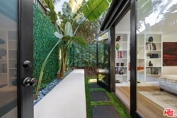 $2,695,000 | 5690 Hill Oak Drive, Los Angeles, CA 90068