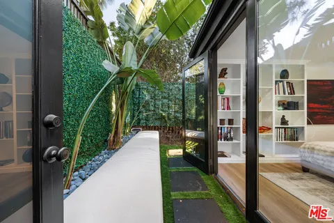 $2,695,000 | 5690 Hill Oak Drive, Los Angeles, CA 90068