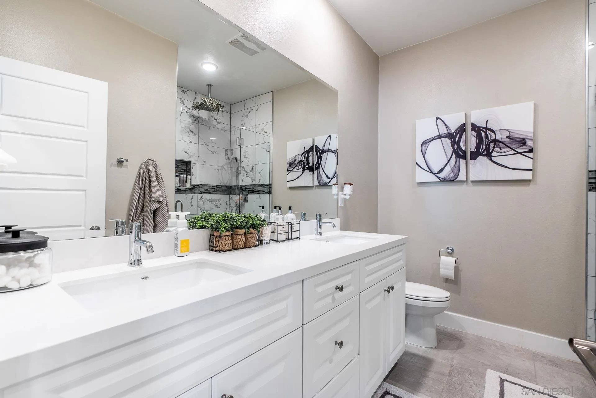 1712 Starlight Avenue Beaumont, CA 92223 - Photo 34 of 69 a bathroom with a toilet sink and mirror