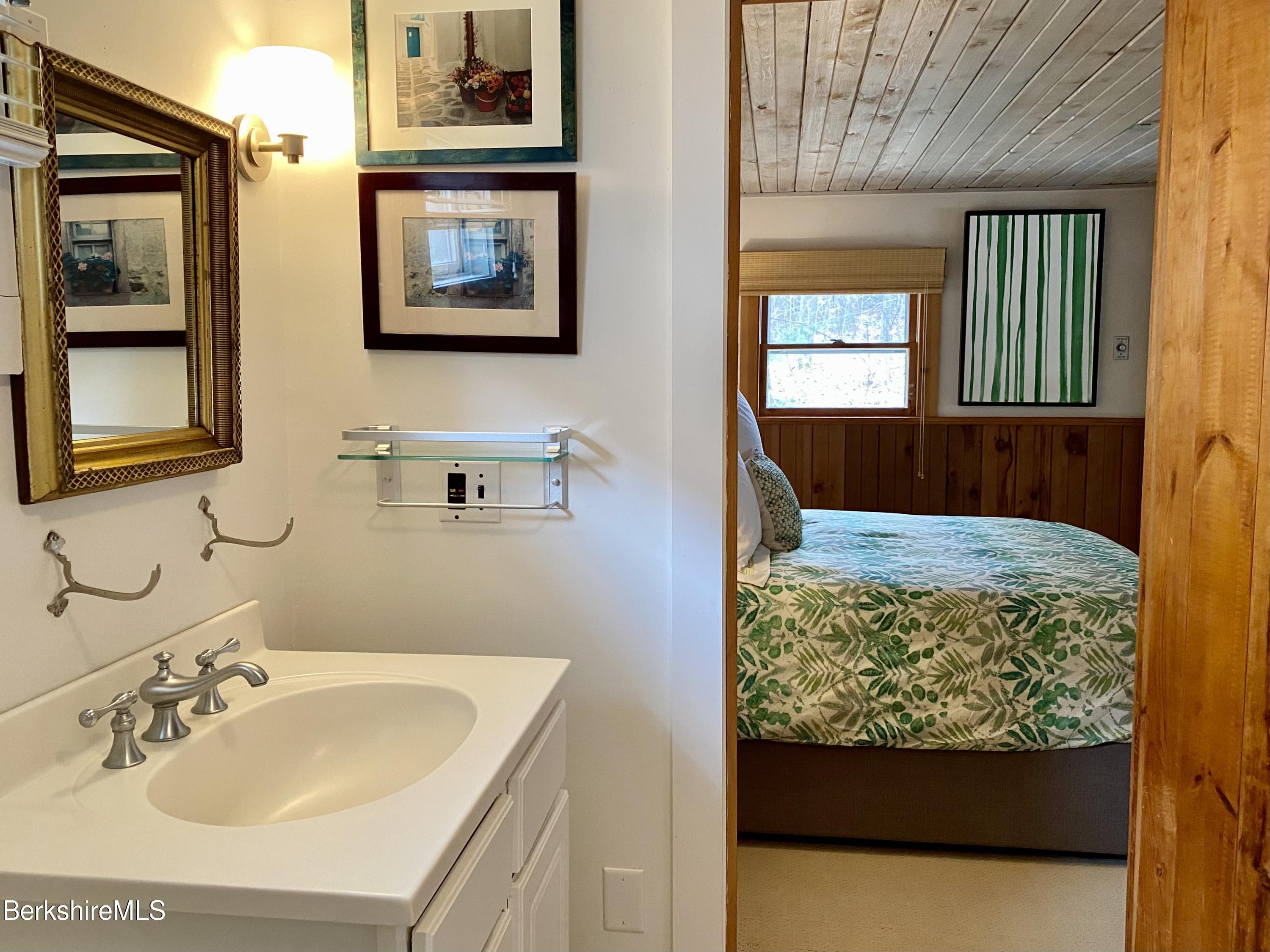 13 Main Road New Marlborough, MA 01230 - Photo 13 of 20 Primary bathroom