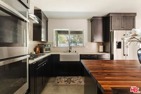 $1,995,000 | 5813 El Canon Avenue, Woodland Hills, CA 91367
