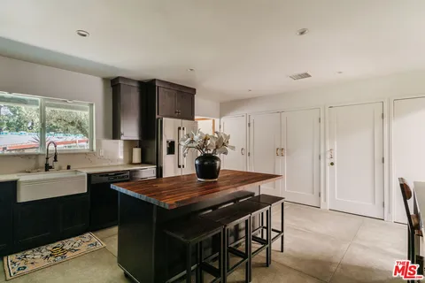 $1,995,000 | 5813 El Canon Avenue, Woodland Hills, CA 91367