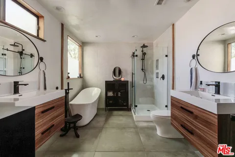 $1,995,000 | 5813 El Canon Avenue, Woodland Hills, CA 91367