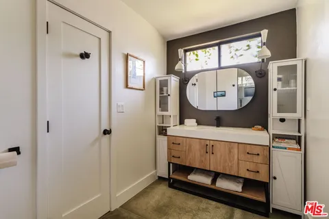 $1,995,000 | 5813 El Canon Avenue, Woodland Hills, CA 91367