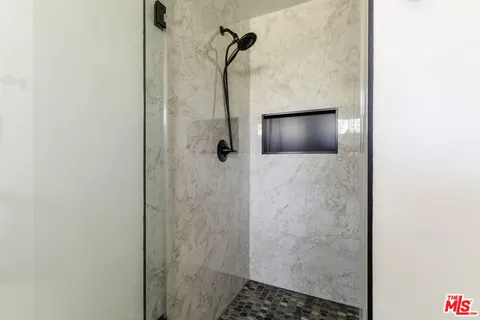 $1,995,000 | 5813 El Canon Avenue, Woodland Hills, CA 91367