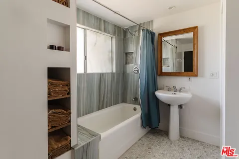 $1,995,000 | 5813 El Canon Avenue, Woodland Hills, CA 91367