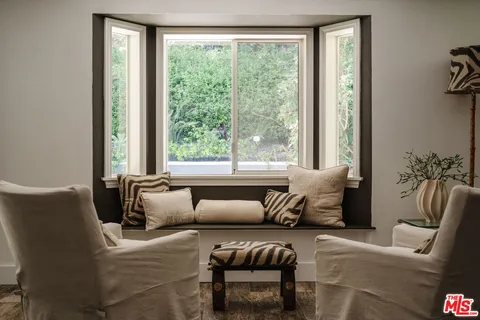 $1,995,000 | 5813 El Canon Avenue, Woodland Hills, CA 91367