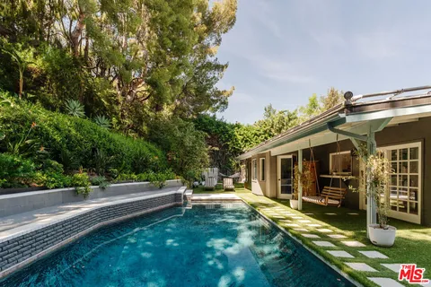 $1,995,000 | 5813 El Canon Avenue, Woodland Hills, CA 91367