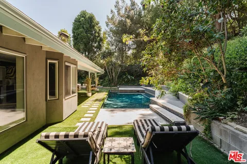 $1,995,000 | 5813 El Canon Avenue, Woodland Hills, CA 91367