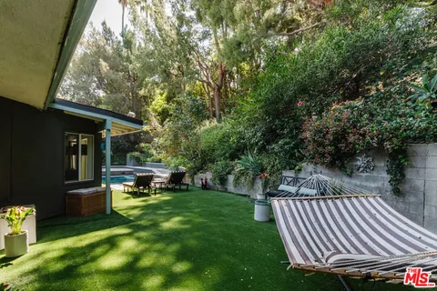 $1,995,000 | 5813 El Canon Avenue, Woodland Hills, CA 91367