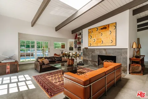 $1,995,000 | 5813 El Canon Avenue, Woodland Hills, CA 91367