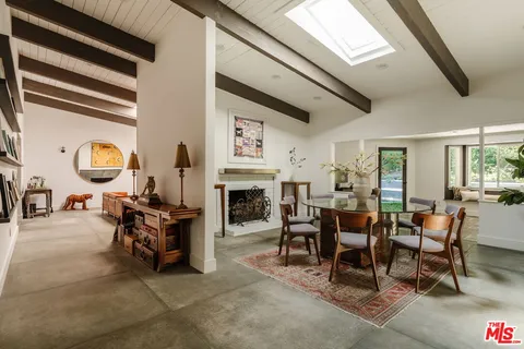 $1,995,000 | 5813 El Canon Avenue, Woodland Hills, CA 91367