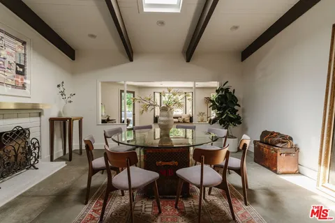 $1,995,000 | 5813 El Canon Avenue, Woodland Hills, CA 91367