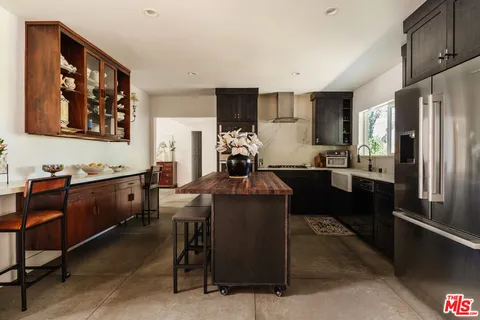 $1,995,000 | 5813 El Canon Avenue, Woodland Hills, CA 91367