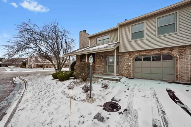 $284,900 | 9301 Waterford Lane, Orland Park, IL 60462