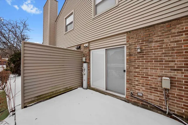 $284,900 | 9301 Waterford Lane, Orland Park, IL 60462