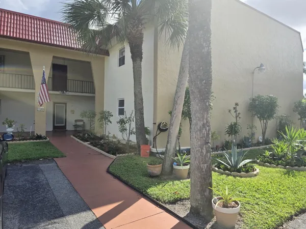 $1,800 | 112 Lake Dora Drive, West Palm Beach, FL 33411