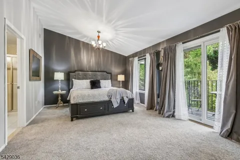 $599,000 | 12 Louisburg Square, Verona, NJ 07044