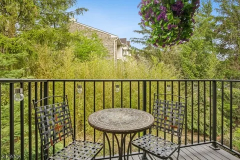 $599,000 | 12 Louisburg Square, Verona, NJ 07044