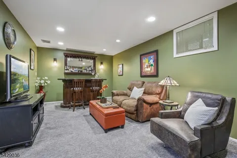 $599,000 | 12 Louisburg Square, Verona, NJ 07044