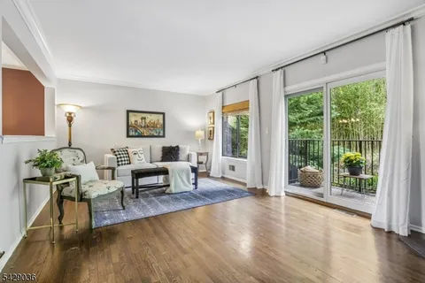 $599,000 | 12 Louisburg Square, Verona, NJ 07044