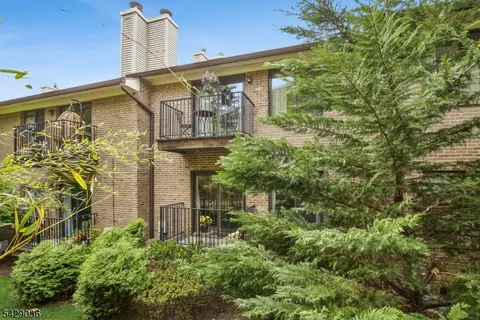 $599,000 | 12 Louisburg Square, Verona, NJ 07044