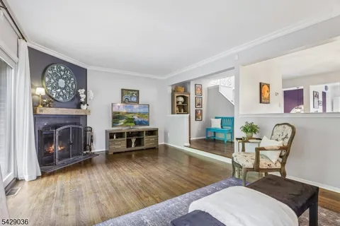 $599,000 | 12 Louisburg Square, Verona, NJ 07044