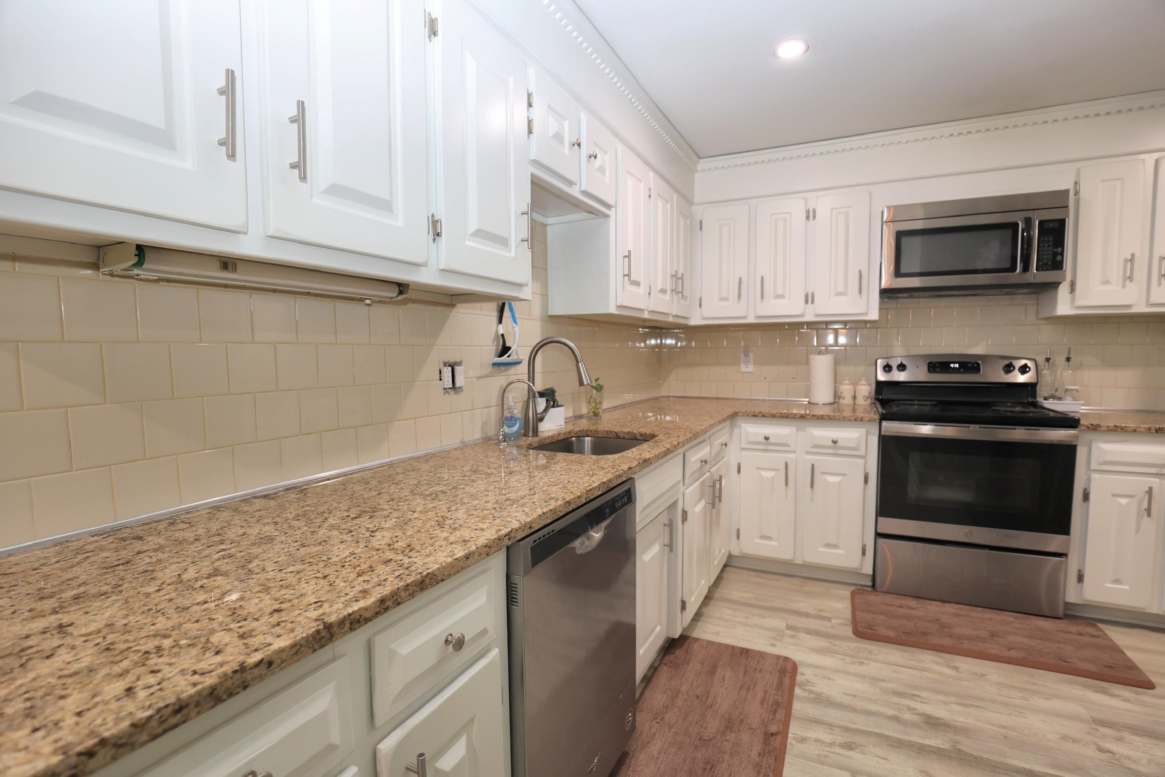 33 Spit Brook Road, Unit 23 Nashua, NH 03060 - Photo 19 of 23