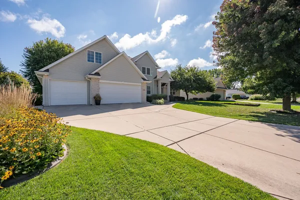 $609,900 | 654 West Rock River Circle, De Pere, WI 54115