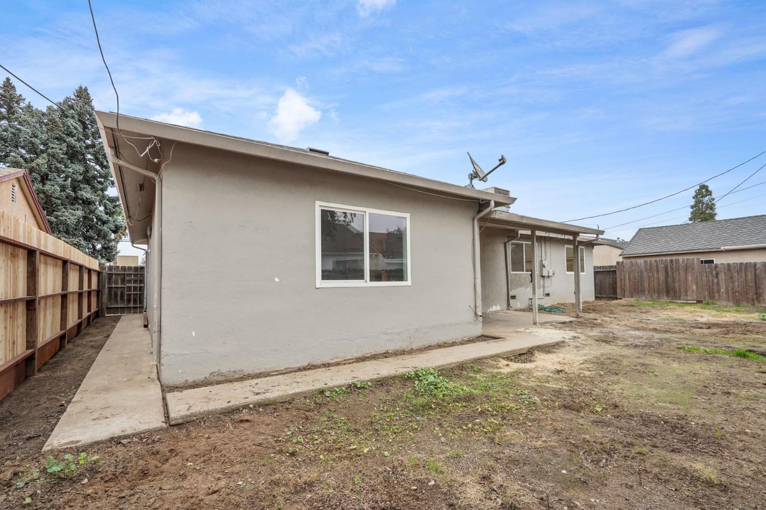 322 West Turner Road Lodi, CA 95240 - Photo 15 of 16 a backyard of a house