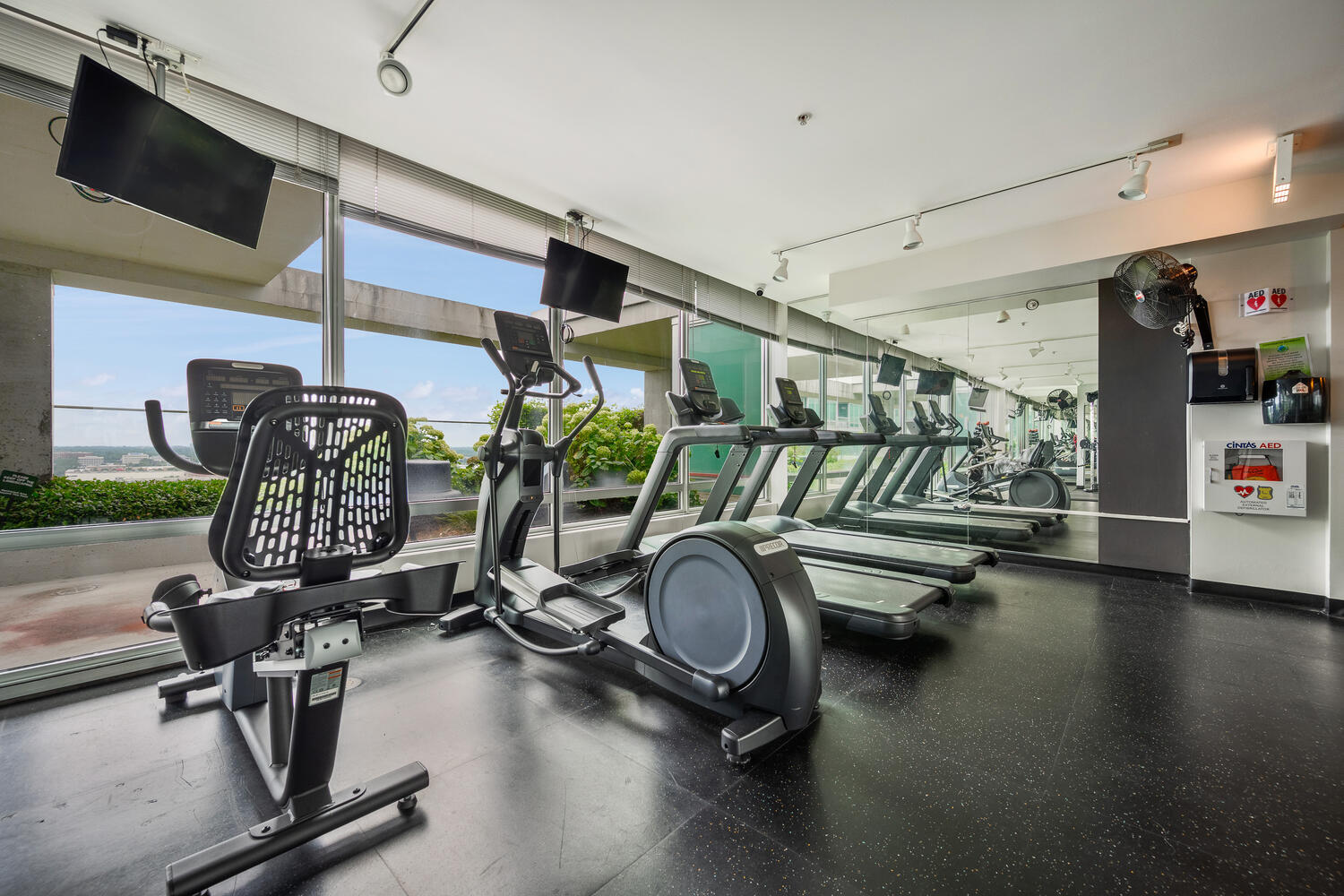 9655 Woods Drive, Unit 507 Skokie, IL 60077 - Photo 19 of 27 a view of a room with gym equipment