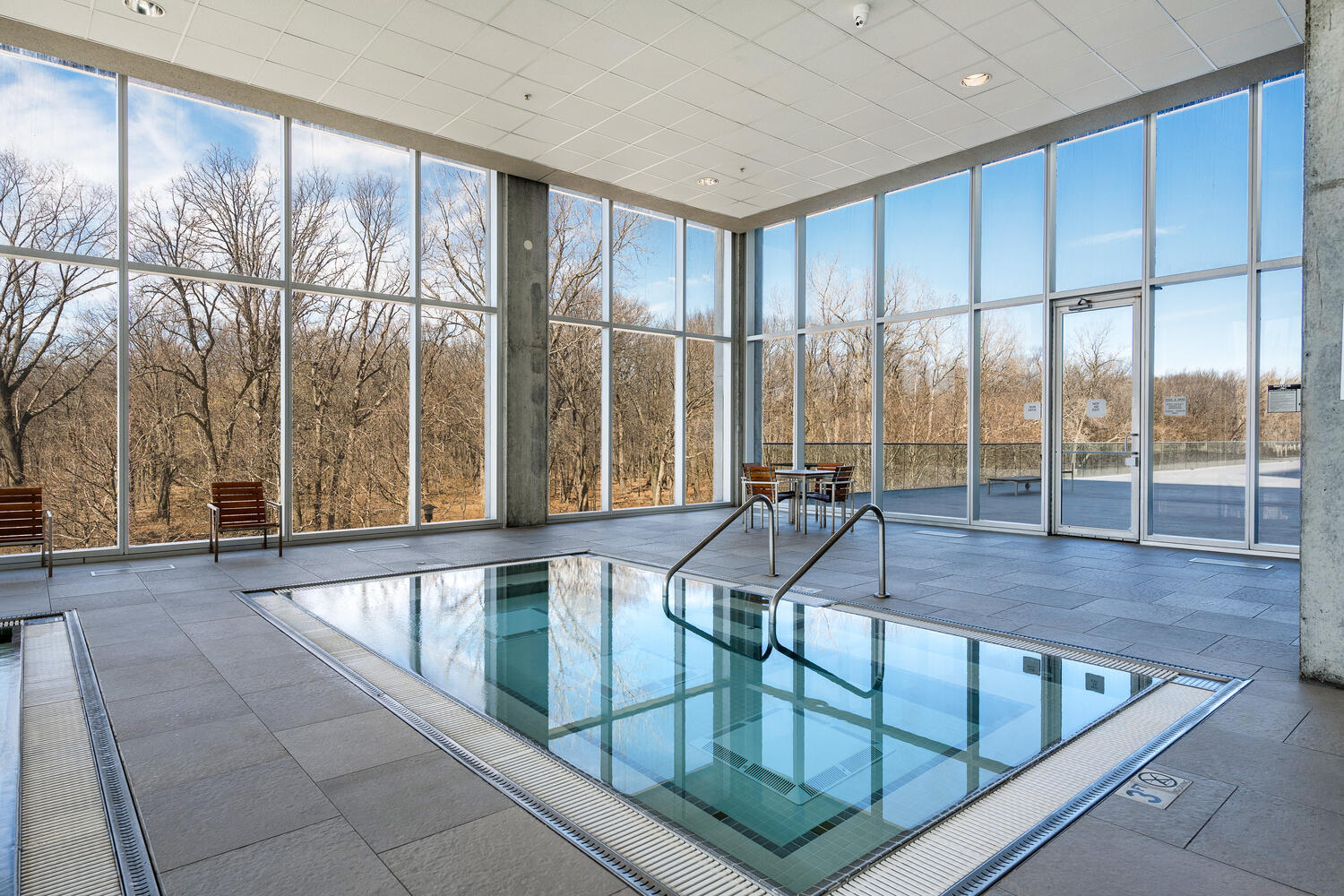 9655 Woods Drive, Unit 507 Skokie, IL 60077 - Photo 23 of 27 a view of a living room and floor to ceiling window or wooden floor