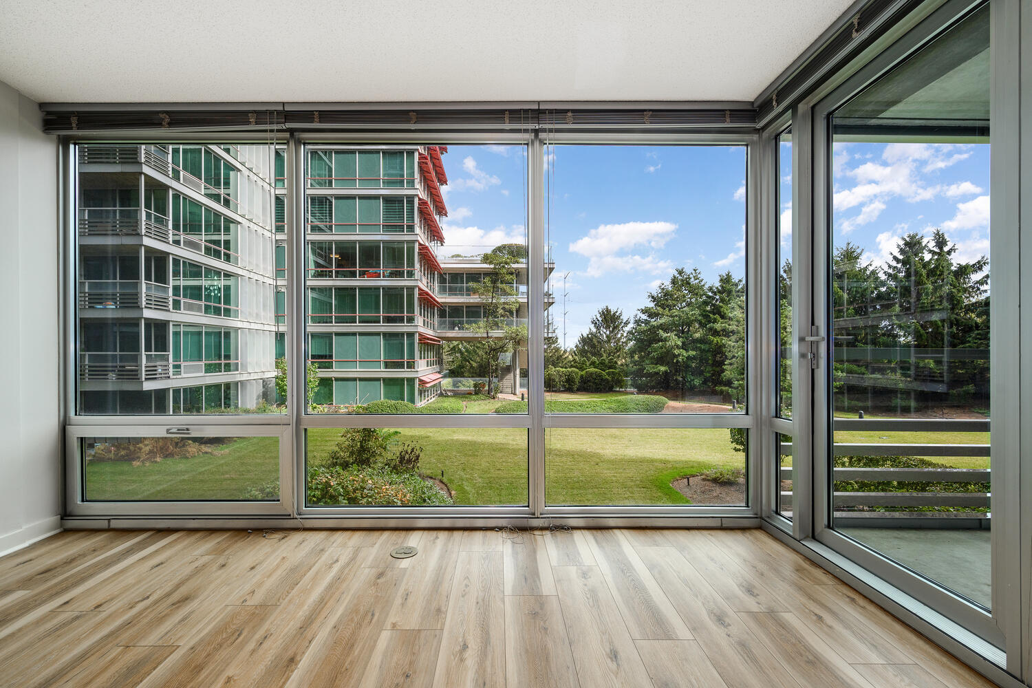9655 Woods Drive, Unit 507 Skokie, IL 60077 - Photo 10 of 27 a view of porch with a floor to ceiling window and wooden floor