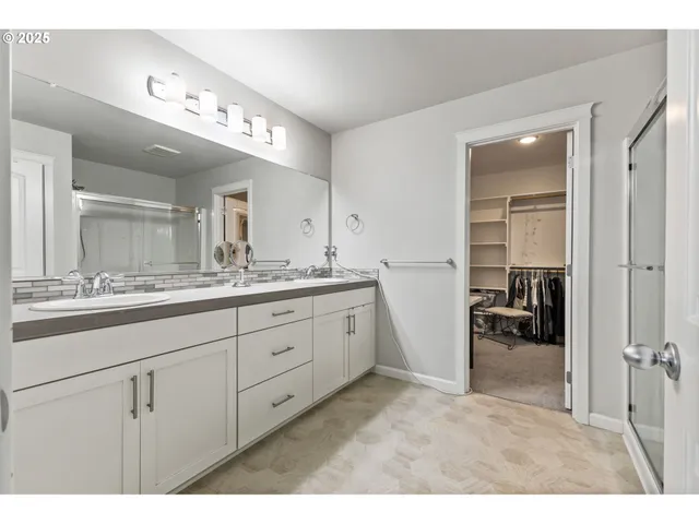 a en suite bathroom with double sink and a mirror
