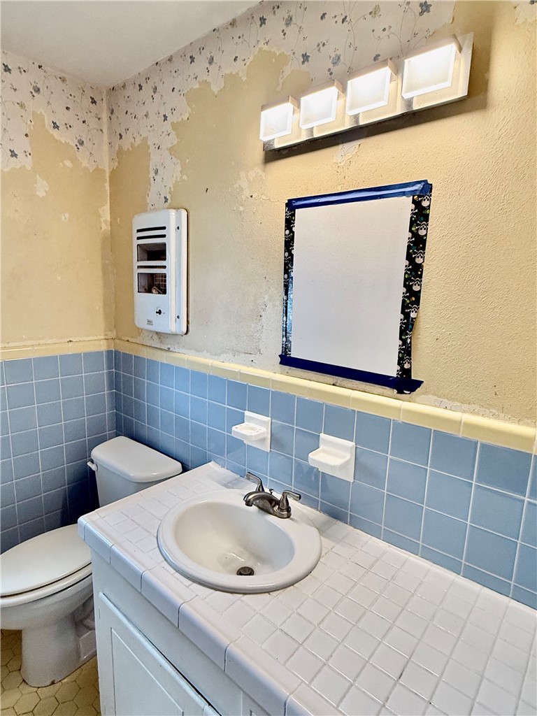 4010 Lowman Street Corpus Christi, TX 78411 - Photo 16 of 33 HALL BATHROOM