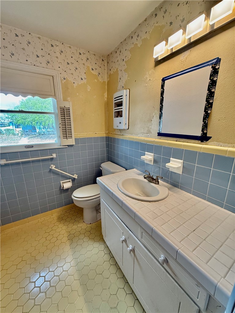 4010 Lowman Street Corpus Christi, TX 78411 - Photo 17 of 33 HALL BATHROOM