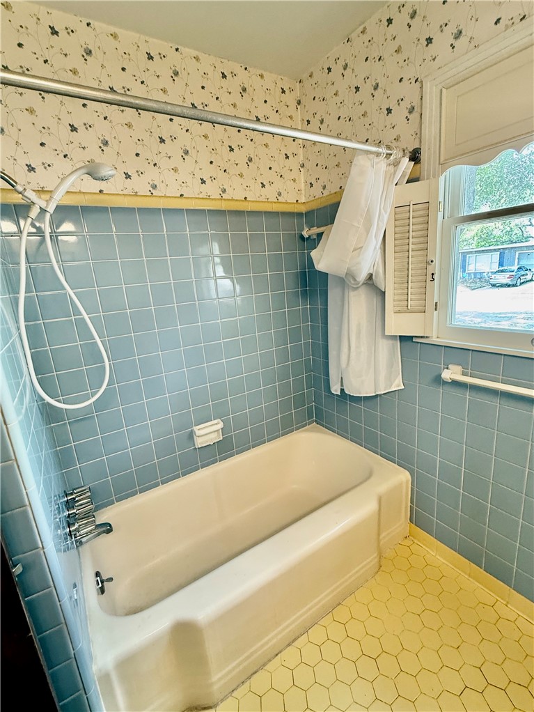 4010 Lowman Street Corpus Christi, TX 78411 - Photo 18 of 33 HALL BATHROOM